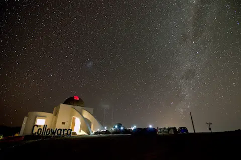 Observatorio Collowara con una parte de la Vía Láctea visible.