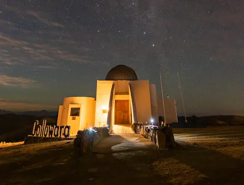Entrada del Observatorio Collowara con la galaxia sobre él.