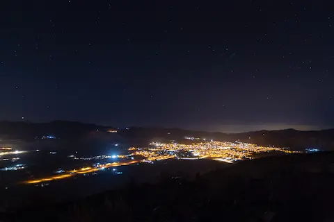 Andacollo en la noche, hacia la derecha se ve el resplandor de La Serena.